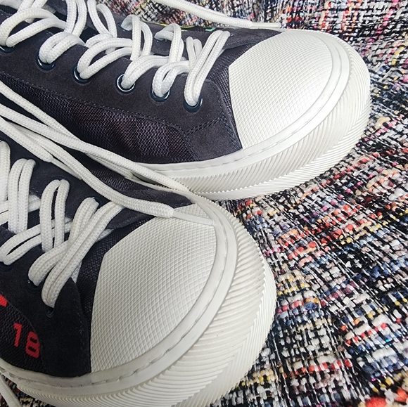 SOLD Authentic Louis Vuitton sneakers - Picture 9 of 15